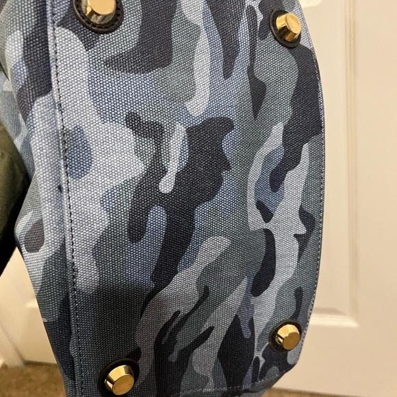 GILI blue camo bucket tote - Picture 7 of 12
